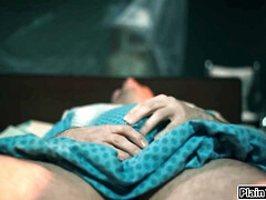 Sucer une bite, Gorge profonde, Infirmière, Actrice du porno, Rasée, Tabou, Tatouage, Plan cul à trois