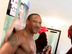 Tussi, Schwarz, Braunhaarige, Aufs gesicht abspritzen, Gruppe, Lecken, Orgie, Muschi