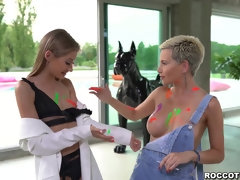 Anal, Gros seins, Bikini, Blonde, Brunette brune, Lesbienne, Plan cul à trois, Jouets