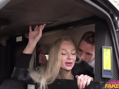Grosser arsch, Grosse titten, Blasen, Auto, Hundestellung, Milf, Rasiert, Tätowierung