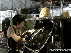 Braunhaarige, Gehörnter ehemann, Weibliche domination, Hd, Latex, Lesbisch, Herrin, Strapon