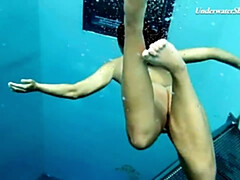 Arsch, Freundin, Hd, Pool, Solo, Jungendliche (18+), Eng, Titten