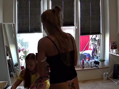 Leie, Kinderhüterin, Hochschule, Flashen, Lingerie, Höschen, Unter dem rock, Spanner