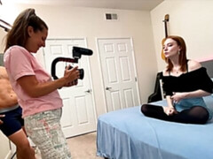 Derrière les coulisses, Grosse bite, Sucer une bite, En levrette, Seins naturels, Maigrichonne, Adolescente, Nénés