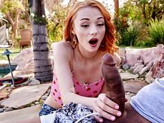 Grosse bite, Gorge profonde, Interracial, Monstre, Seins naturels, De plein air, Rousse roux, Nénés