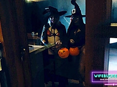 Любители, Большие сиськи, Пальцем, Лизание, Натуральные сиськи, Наездница, Тату, Втроем