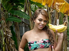 Blonde, En levrette, Branlette thaïlandaise, Masturbation, Rasée, Dénudage, Adolescente, Nénés