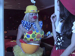 Grote kont, Bruinharig, Hakken, Reusachtig, Lesbisch, Kousen, Tieten likken, Speelgoed