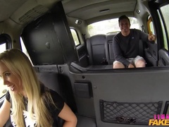 Amateur, Lécher le cul, Gros seins, Voiture, Couple, Femelle, Bâillonner, Chatte