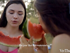 Bruinharig, Lesbisch, Buiten, Kut duiken, Geschoren, Mager, Tiener, Tieten likken