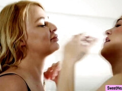 Gros seins, Blonde, Lesbienne, Lingerie, Masturbation, Mère que j'aimerais baiser, Orgasme, Adolescente