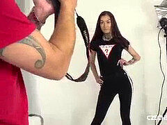 Leie, Blasen, Braunhaarige, Tschechisch, Handjob, Tätowierung