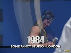 Stiefel, Braunhaarige, Riesig, Natürlichen titten, Piercing, Realität, Flotter dreier, Titten