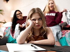 18 jahre, Grosser arsch, Grosse titten, Fingern, Küssen, Lesbisch, Lingerie, Entkleiden