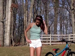 Vollbusig, Kehlenfick, Frau, Natürlich, Im freien, Rasiert, Solo, Spielzeuge