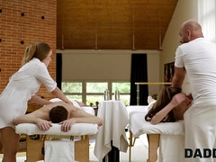 In den arsch, Braunhaarige, Papi, Massage, Muschi, Rasiert, Jungendliche (18+), Titten