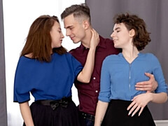 Slaapkamer, Grote kont, Pijpbeurt, Bruinharig, Natuurlijke tieten, Tiener, Trio, Tieten likken