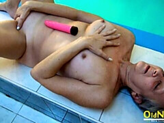 Leie, Grosser arsch, Grosse titten, Fingern, Pool, Kurzes haar, Solo, Entkleiden