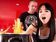 Gros cul, Grosse bite, Sucer une bite, Brunette brune, En levrette, Seins naturels, Adolescente, Nénés