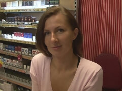 Brunette brune, Tir de sperme, Branlette thaïlandaise, Mère que j'aimerais baiser, Seins naturels, Pov, Public, Rasée