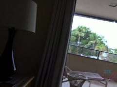 Plage, Brunette brune, Éjaculation interne, Branlette thaïlandaise, Petite amie, Embrassement, De plein air, Pov