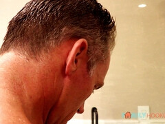 Badkamer, Bedriegen, Diep in de keel, Erotisch, Sperma in gezicht, Likken, Natuurlijke tieten, Tiener