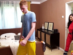 18 ans, Salle de bains, Gros seins, Face assise, Fille latino, Seins naturels, Rousse roux, Adolescente