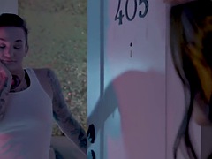 Amateur, Nana, Petite amie, Lesbienne, Léchez, Actrice du porno, Strapon, Tatouage