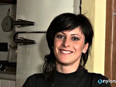 Tussi, Braunhaarige, Fetisch, Fußfetisch, Hausfrau, Italienisch, Nylon, Solo