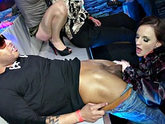 Lieveling, Blond, Groep, Lesbisch, Orgie, Openbaar, Trio, Tieten likken