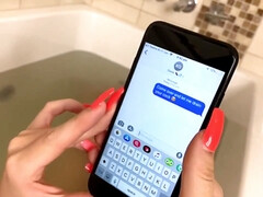 Salle de bains, Gros cul, Gros seins, Plantureuse, Femme couguar, Maman, Tatouage, Nénés