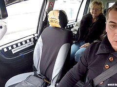 Enthousiasteling, Pijpbeurt, Auto, Sperma shot, Vingeren, Orgasme, Buiten, Realiteit