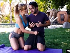 Grote mammen, Blond, Pijpbeurt, Oudere vrouw, Moeder die ik wil neuken, Moeder, Buiten, Stiefmoeder