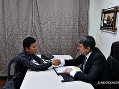 アジア人, 舐める尻, デカチン, ゲイ, ハードコア, 異人種間, キス, オフィス
