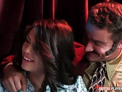 アメリカ人, 舐める尻, デカパイ, イく瞬間, 手コキする, なめる, 淫乱熟女, ショートヘア