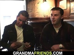 ブロンド, 手コキする, 熟年, 淫乱熟女, 母, 現実, 義母, 三人