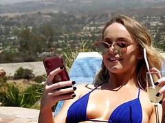 Bikini, Schwarz, Blondine, Interrassisch, Zierlich, Pool, Ablutschen, Tätowierung