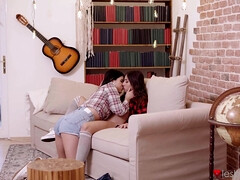 Tetas grandes, Morena, Lesbiana, Coño, Anilingus, Afeitado, Tatuaje, Tetas