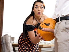 18 ans, Grosse bite, Sucer une bite, Brunette brune, En levrette, Seins naturels, Rasée, Adolescente