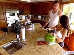 18 ans, Grosse bite, Sucer une bite, Brunette brune, Hd, Petite femme, Adolescente, Nénés