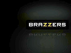 Grosse bite, Brunette brune, Bite énorme, Monstre, Petite femme, Jarretelles, Adolescente, Nénés