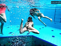 素人, ビキニ, フェティッシュ, レズビアン, 小柄, 公共, ティーン, 水中