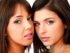 Спальня, Брюнетки, Пальцем, Поцелуи, Лизание, Мастурбация, Киски, Сиськи