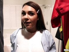 Sucer une bite, Brunette brune, Faciale, Léchez, Masturbation, Rasée, Fessée, Professeur