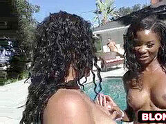 Noire, Sucer une bite, Brunette brune, Noir ébène, 2 femmes 1 homme, Tatouage, Plan cul à trois