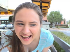 Penetracion con puños, Abierta, Masturbación, Orgasmo, Público, Solo, Chorro, Bajo la falda