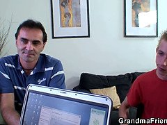 デカパイ, フェラチオ, チェコ, お婆さん, 手コキする, 母, 叫ぶ, 三人