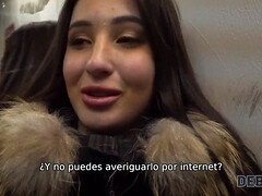 La gerente del club nocturno Monica Wet vende coño para el nuevo Mercedes