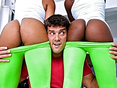 Gros cul, Grosse bite, Sucer une bite, Noir ébène, 2 femmes 1 homme, Seins naturels, Adolescente, Nénés