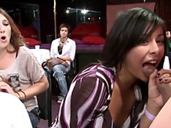 Sucer une bite, Homme nu et filles habillées, Groupe, Hard, Hd, Mère que j'aimerais baiser, Orgie, Fête